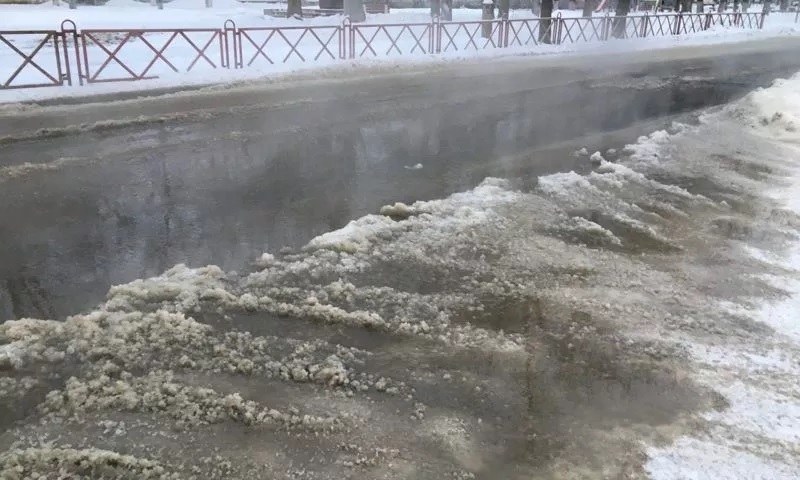 В Красноперекопском районе после прорыва трубы затопило дорогу