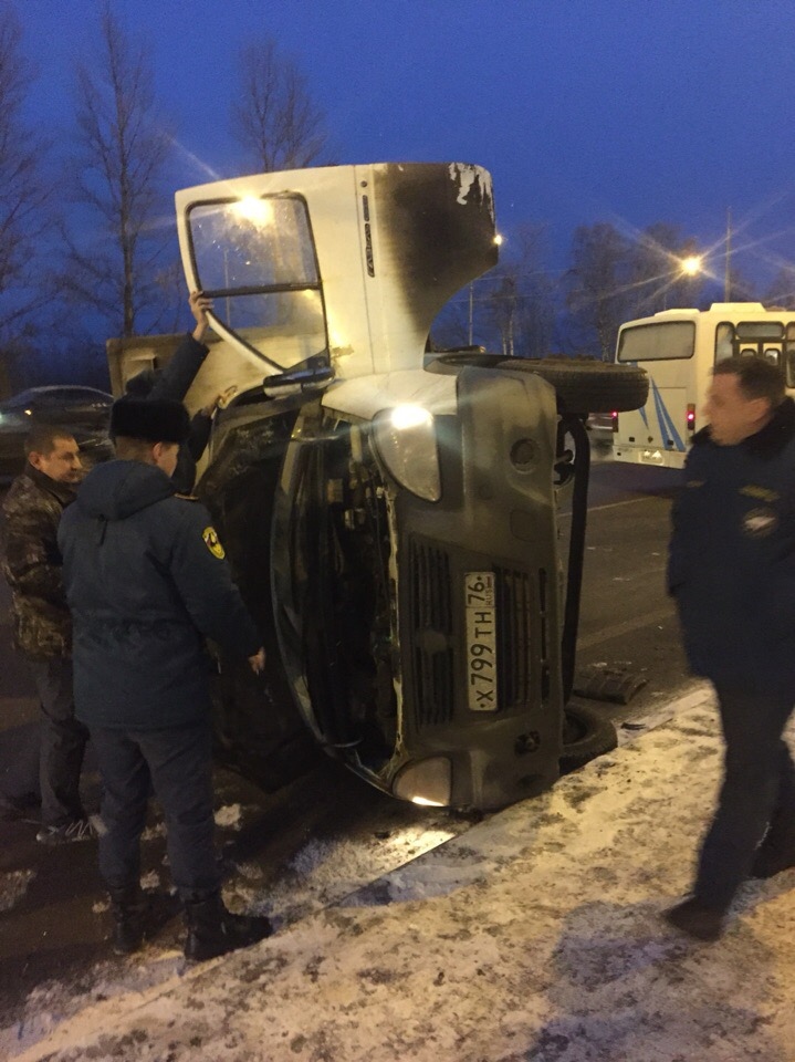 В Ярославле «Газель» столкнулась с легковушкой и опрокинулась на пешехода