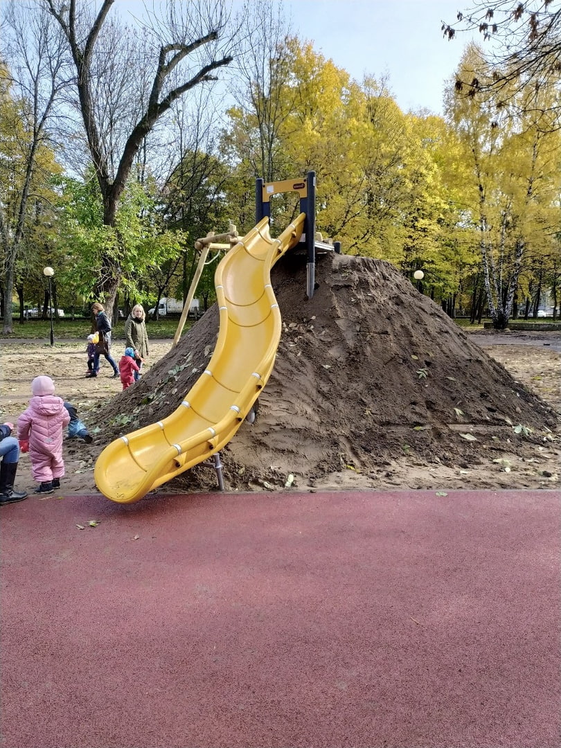 В мэрии пообещали переделать суровую горку из грязи в Юбилейном парке после жалоб в соцсетях