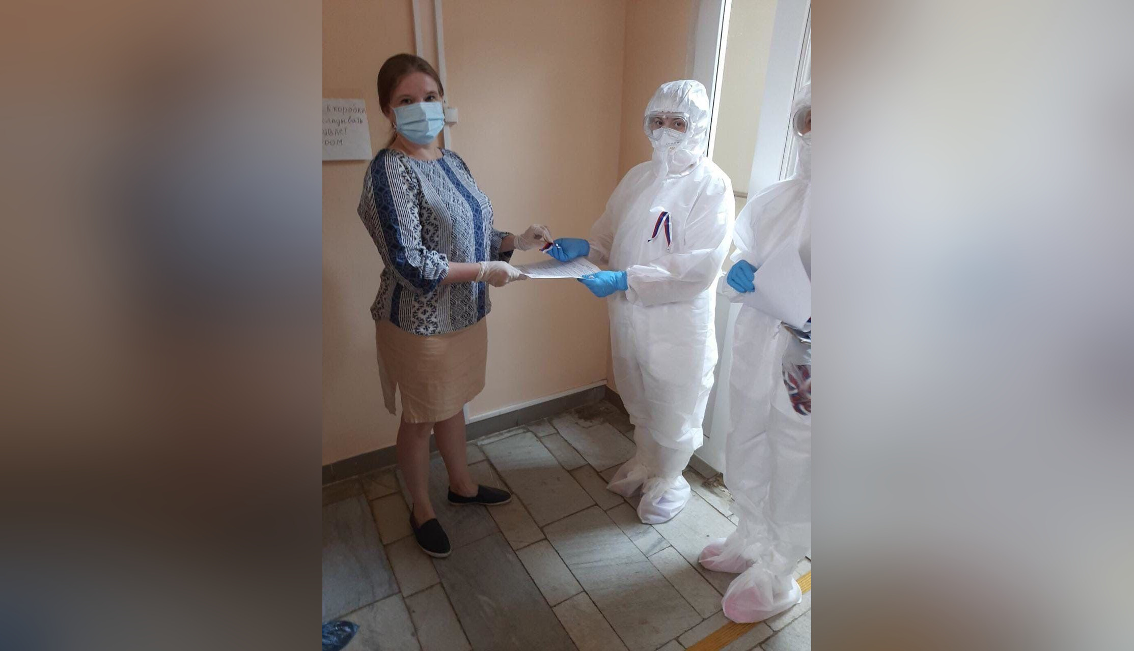 Пациентам, выписывающимся из коронавирусных больниц, дарят ленточки-триколоры