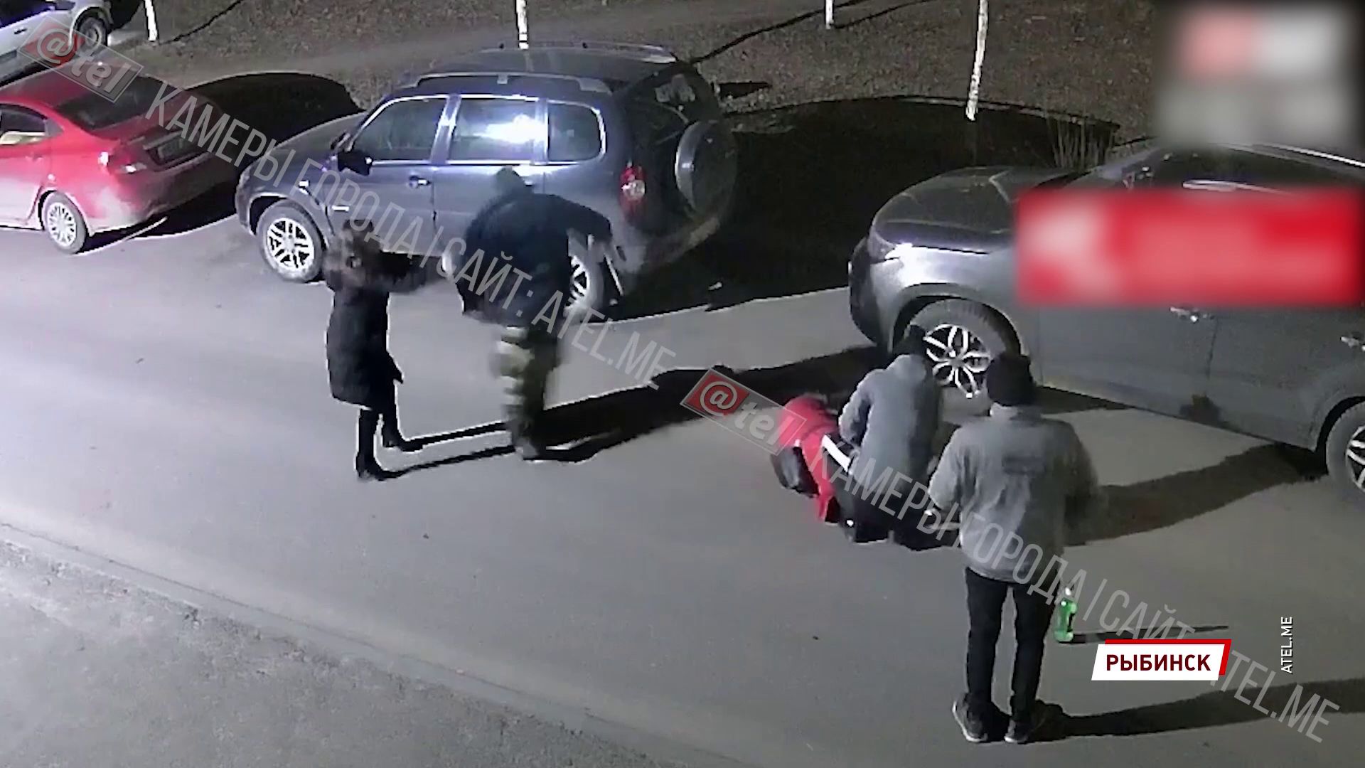 В Рыбинске компания приятелей избила своего друга прямо на улице и обокрала его