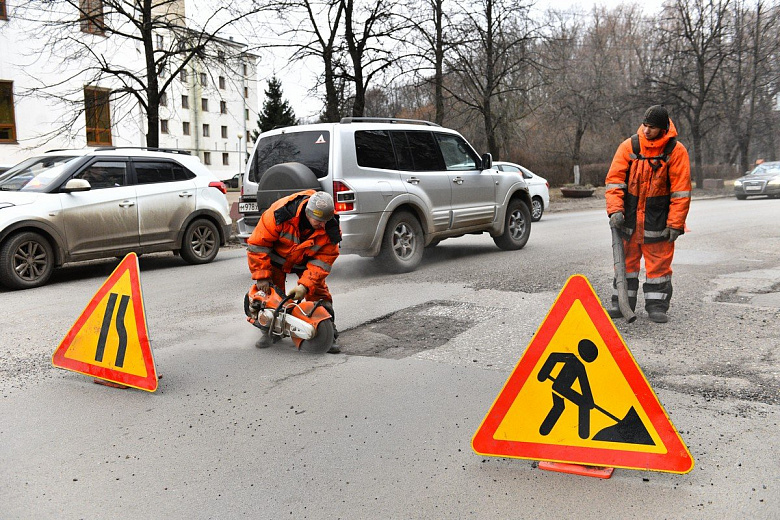 В Ярославле продолжают заделывать ямы на дорогах