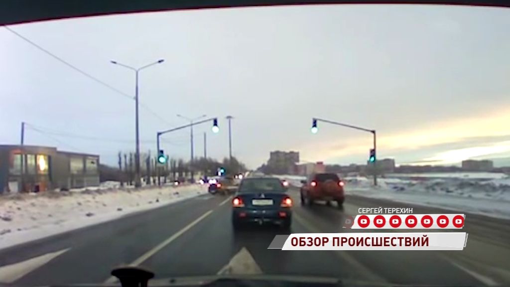 ВИДЕО: Водитель отважился на рискованный маневр и попал в ДТП