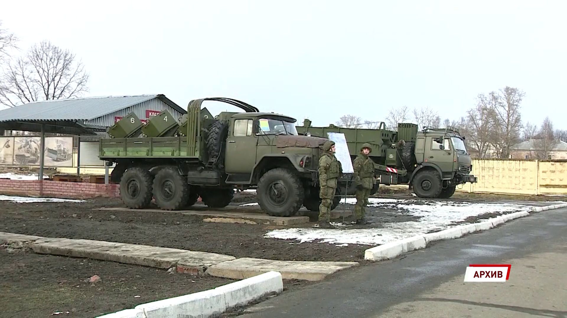 Военнослужащий-контрактник ходит на службу с 11-месячным сыном