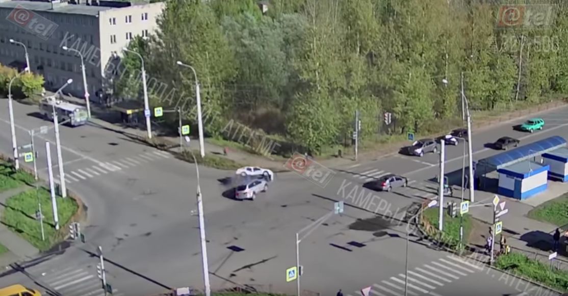В Рыбинске легковушка влетела в патрульную машину