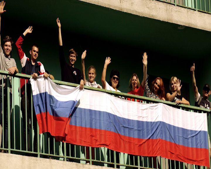 На самом высоком доме в Ярославле активисты вывесили российский триколор