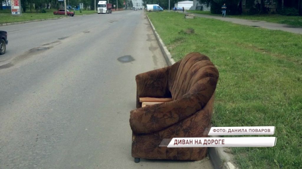 Уже вторые сутки в Ярославле прямо на проезжей части стоит диван
