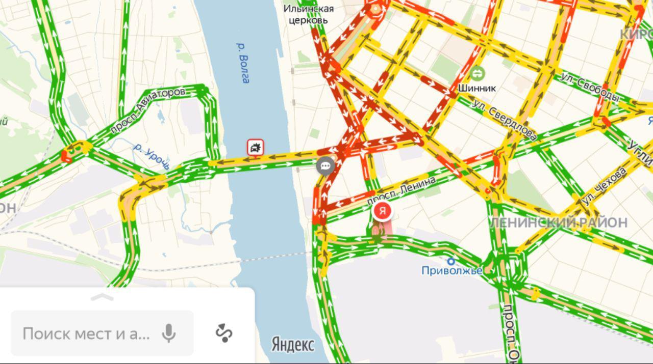 ДТП на Октябрьском мосту парализовало движение на нескольких улицах