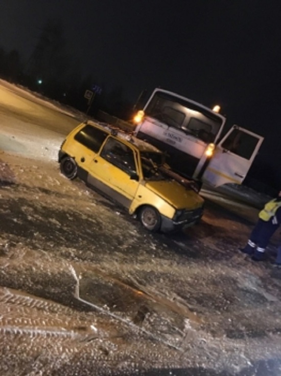 В Рыбинске КАМАЗ протаранил «Оку»: что с водителем малолитражки