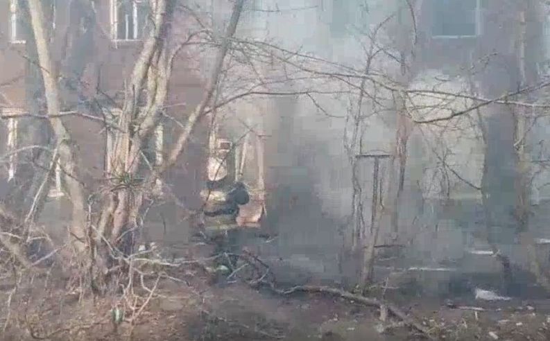 ВИДЕО: В Ярославле полыхает двухэтажный расселенный дом