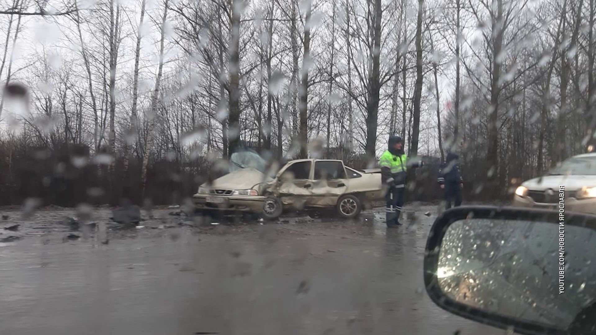 В Дзержинском районе в тройном ДТП машину сложило пополам