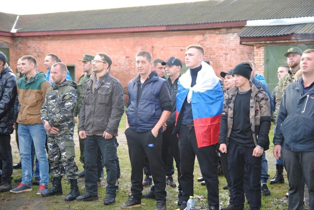 В Рыбинске сегодня провожали на обучение мобилизованных мужчин