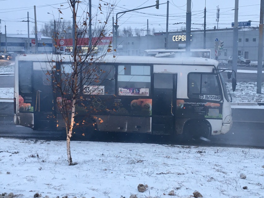 На Тутаевском шоссе на ходу задымилась маршрутка с пассажирами