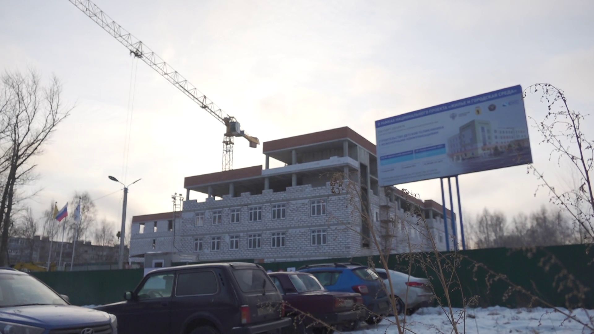 Во Фрунзенском районе продолжается строительство школы и детской поликлиники