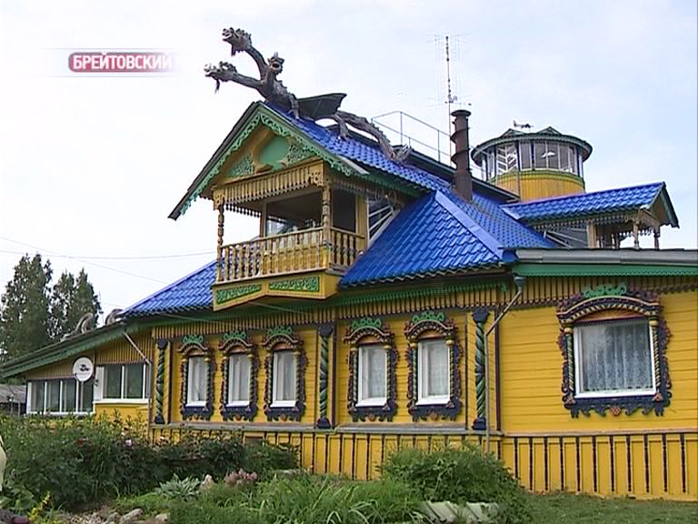 Умелец из деревни Дурасово на крыше дома «поселил» Змея Горыныча