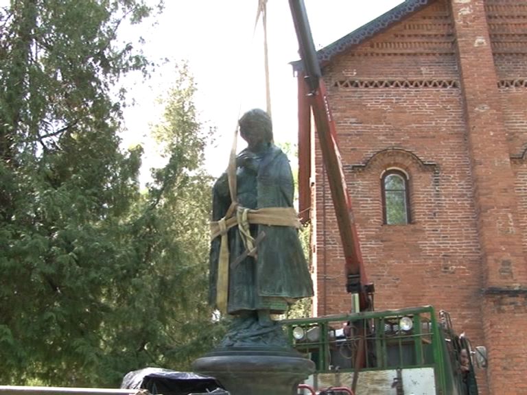В Угличе установили памятник царевичу Дмитрию