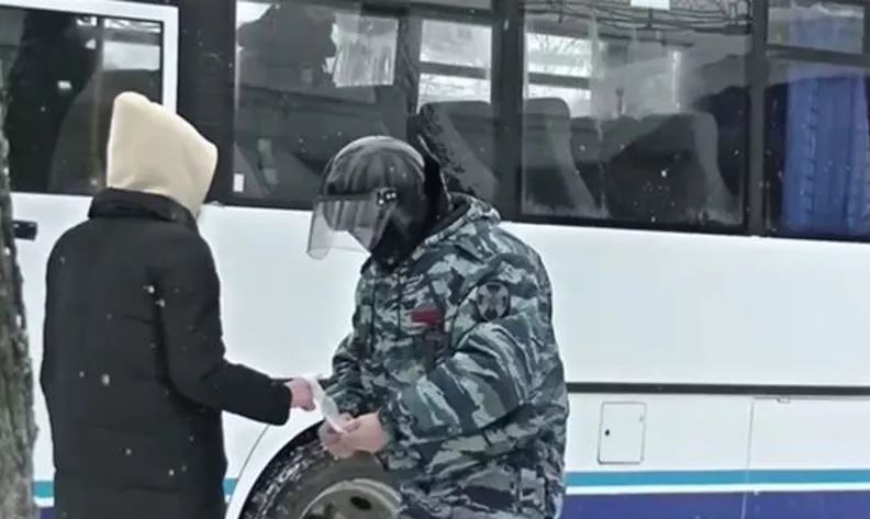 В Ярославле сотрудник Росгвардии оказал первую помощь участнице несанкционированного митинга