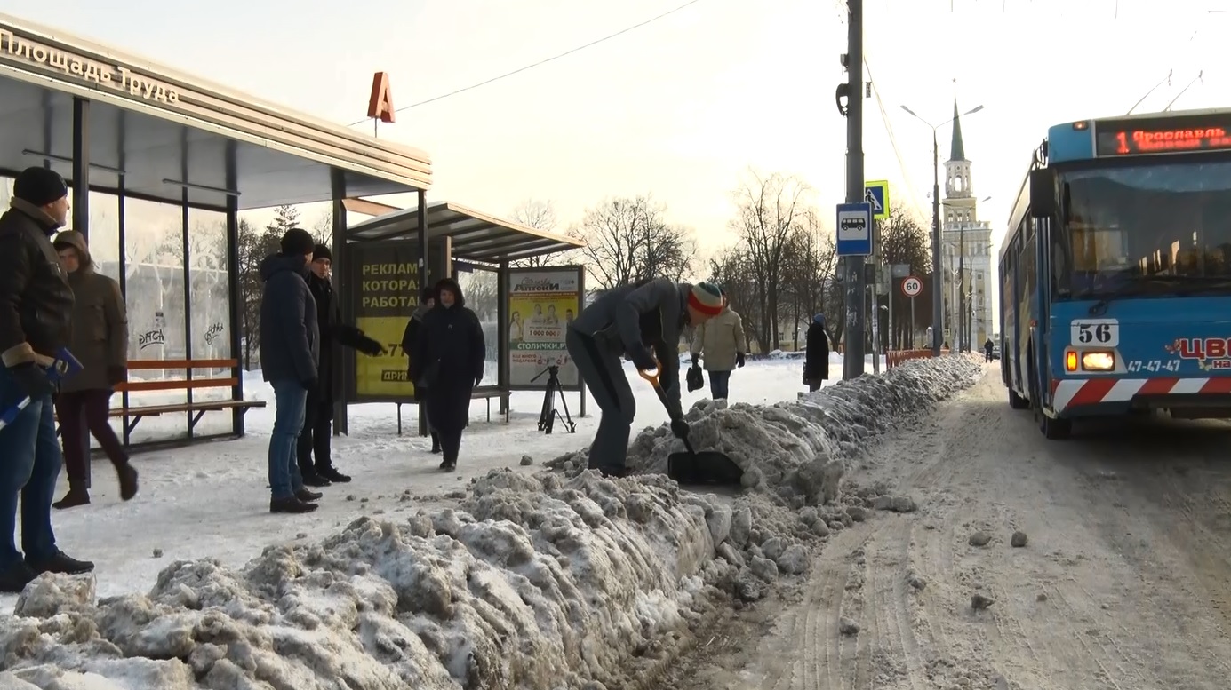 Взялись за лопаты: в Ярославле депутаты разгребали от снега центр города