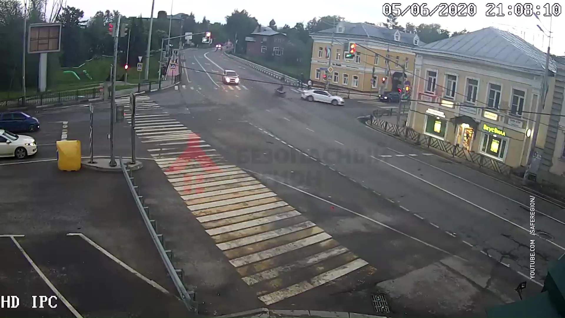 ВИДЕО: Байкер и пассажирка взлетели в воздух после столкновения с иномаркой