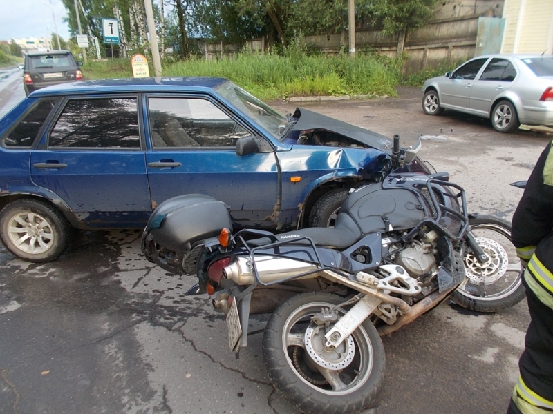 В Рыбинске мотоцикл столкнулся с легковушкой