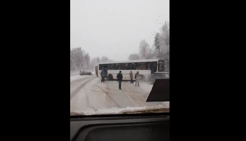 В тройное ДТП на трассе Ярославль-Рыбинск угодил автобус с пассажирами