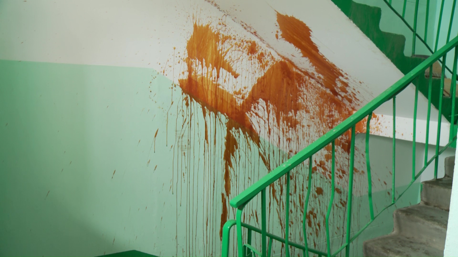 Вандалов, испортивших ремонт в брагинской многоэтажке, привлекут к ответственности