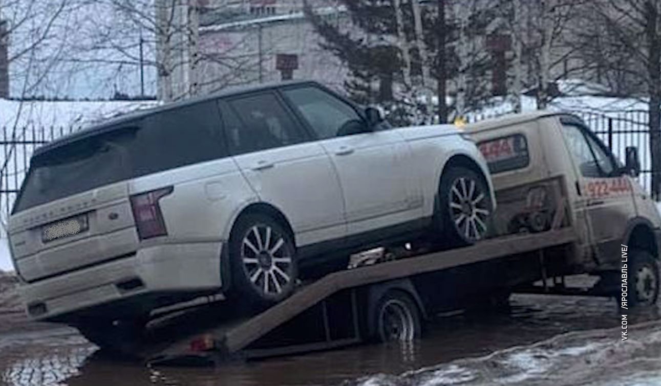 На заволжских улицах тонут машины: под воду ушел эвакуатор