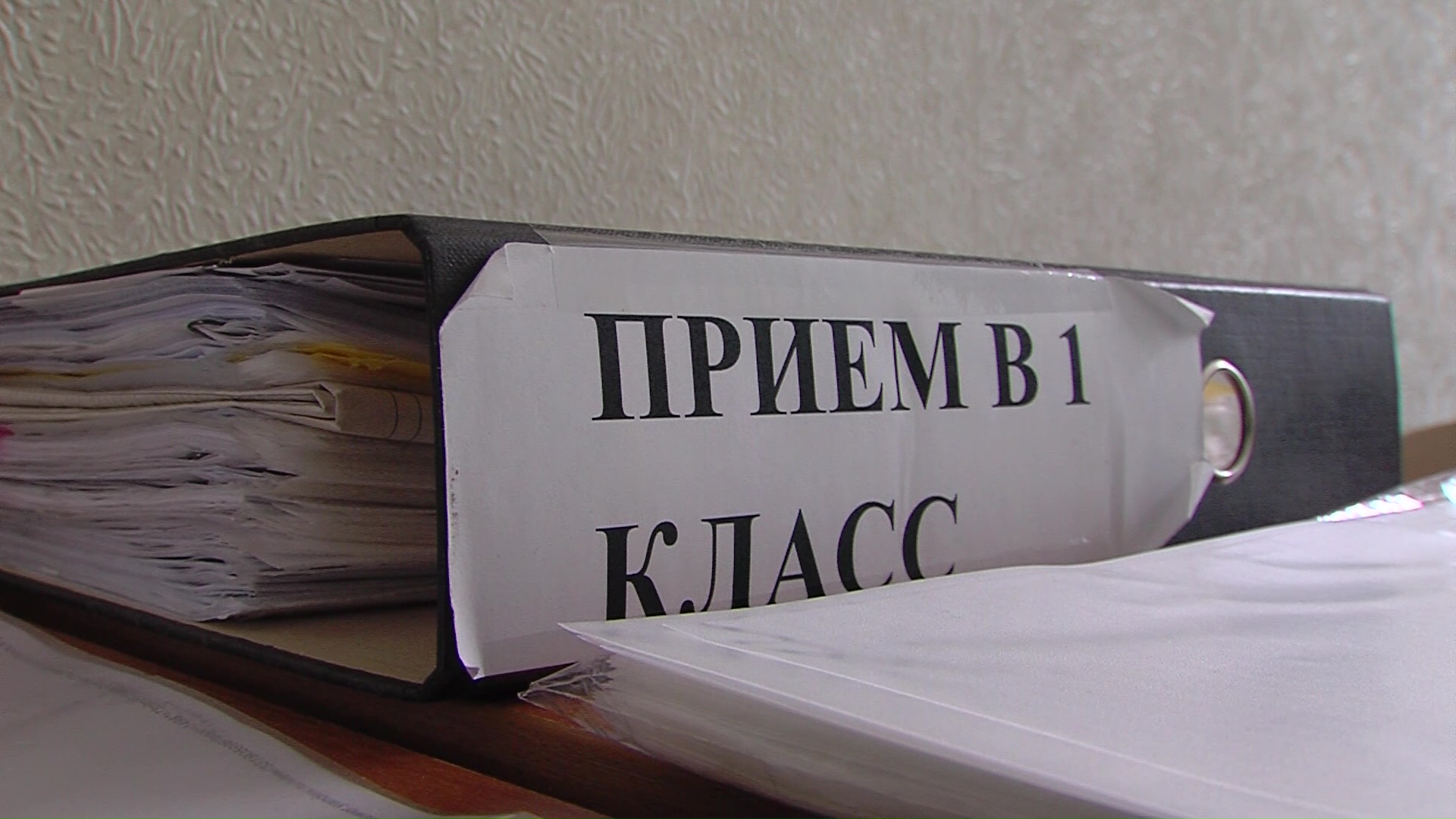 «Левая» регистрация и огромные очереди: на что готовы родители будущих первоклашек, чтобы попасть в центральные школы