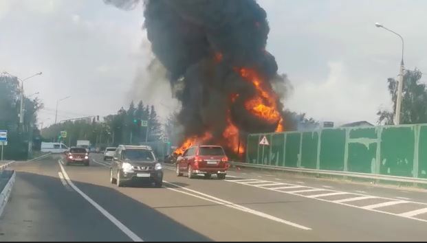 Очевидцы рассказали об аварии скорой помощи и фуры на трассе под Ярославлем
