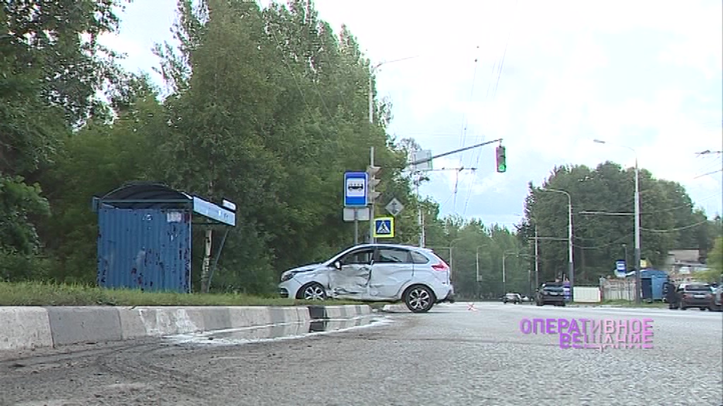 Один в кювете, второй – в остановке: утром в Ярославле столкнулись два авто