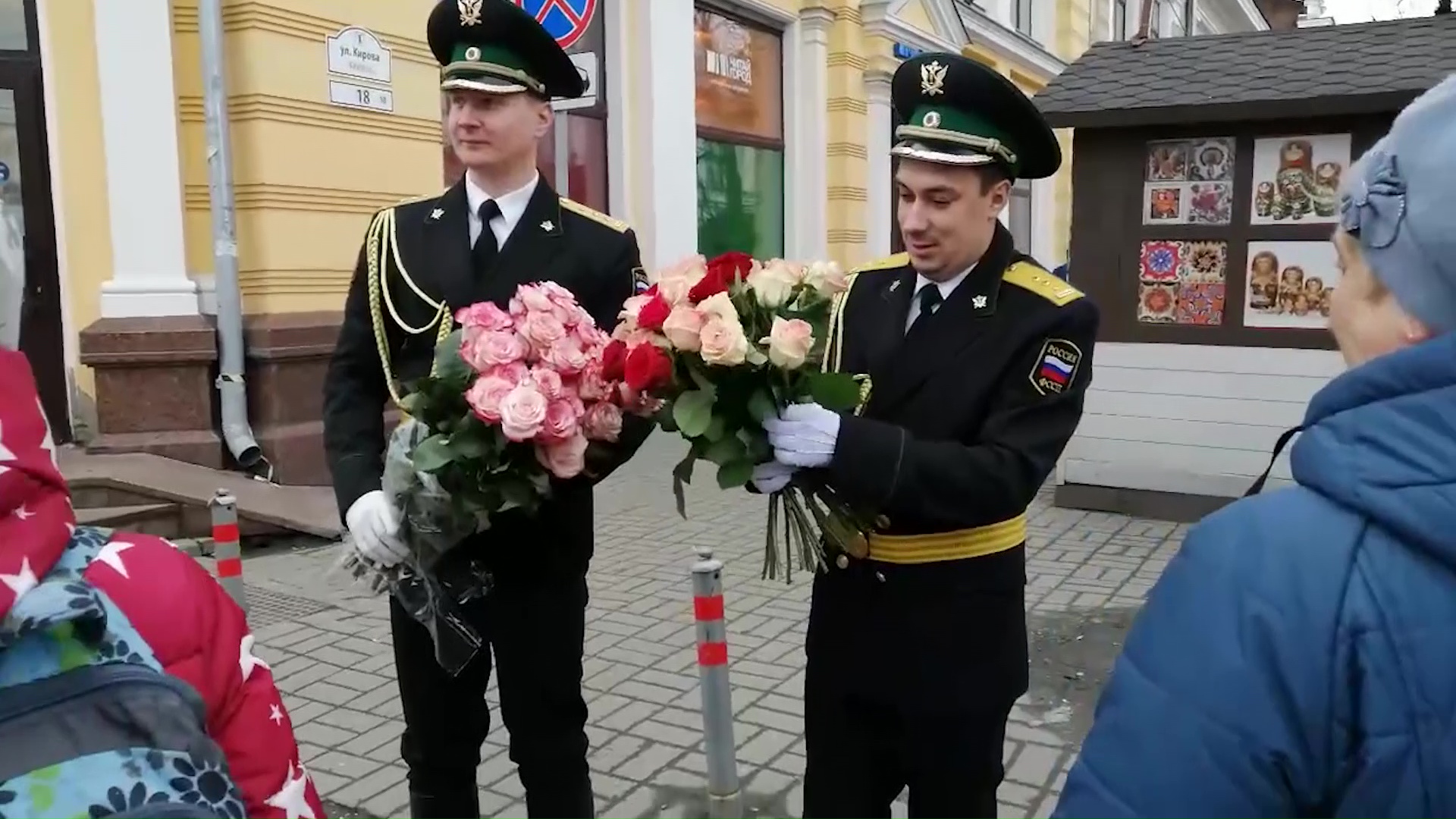 Судебные приставы поздравили женщин с 8 марта и проверили их на наличие долгов