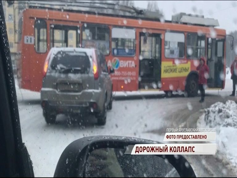 Температурные качели превратили дороги Ярославля и области в каток