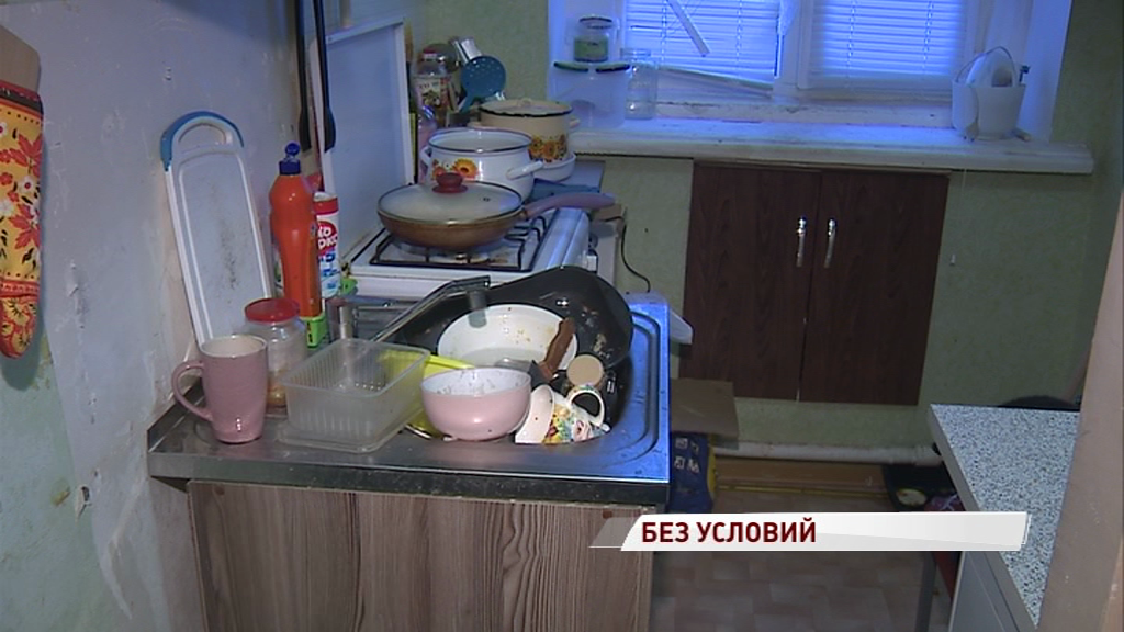 «Решайте проблему своими силами»: жители дома Заволгой живут без канализации
