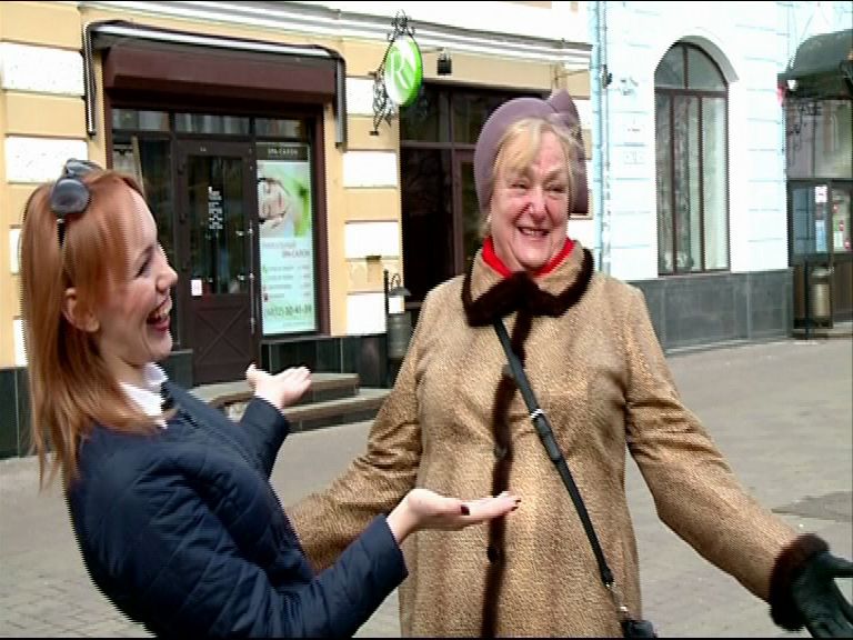 ВИДЕО: Инструктор по смеху веселила людей на Кирова
