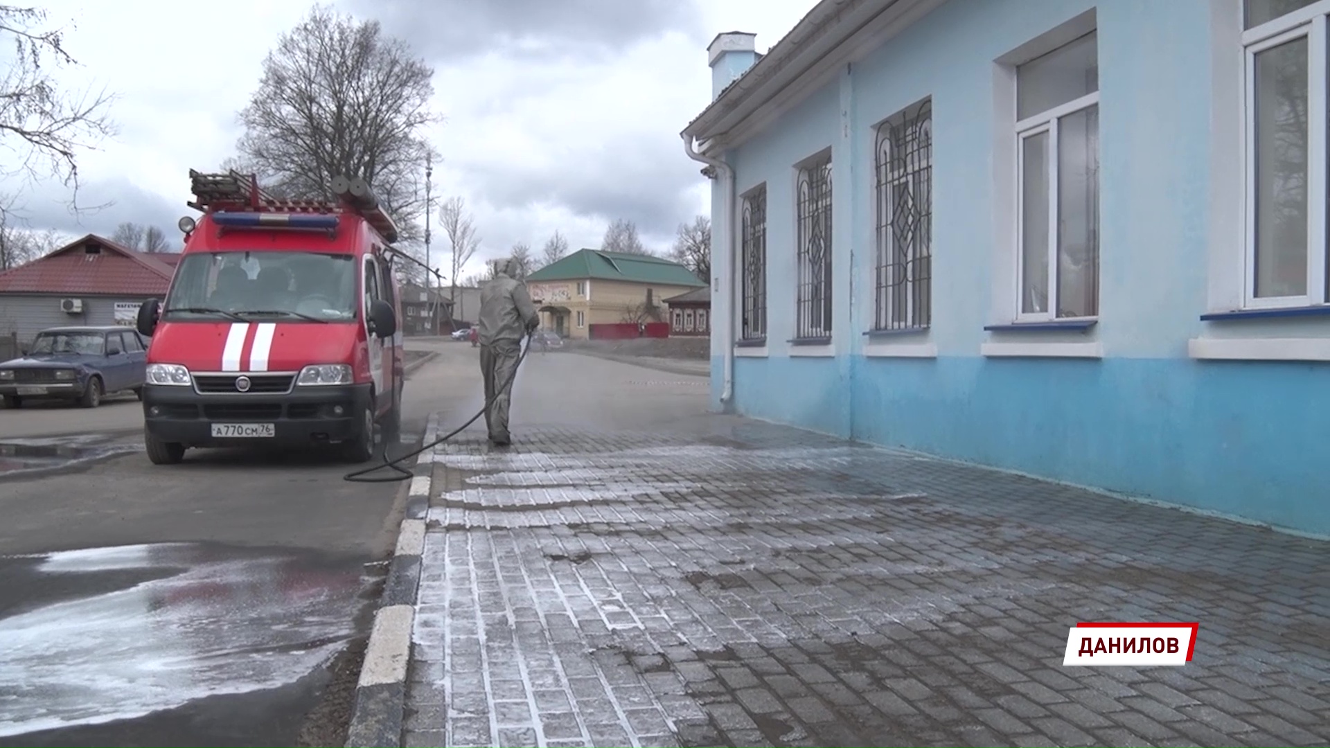 Сотрудники МЧС продолжают дезинфицировать вокзалы