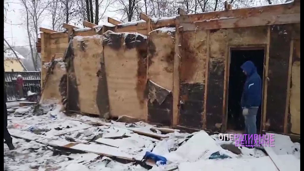 Цыганской семье пришлось полностью разобрать дом, построенный на чужой земле