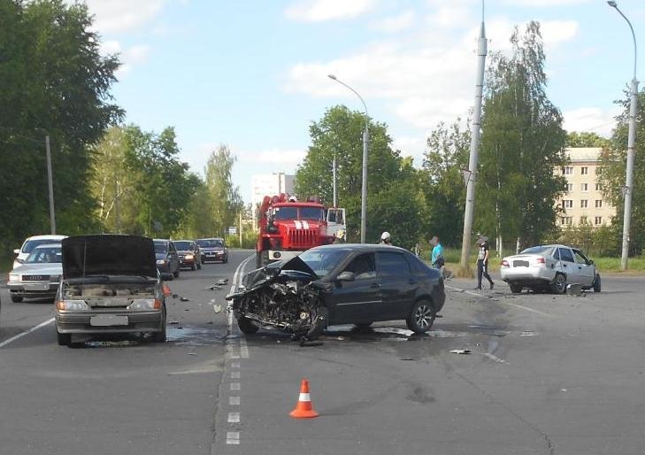 В Рыбинске столкнулись четыре автомобиля: есть пострадавшие