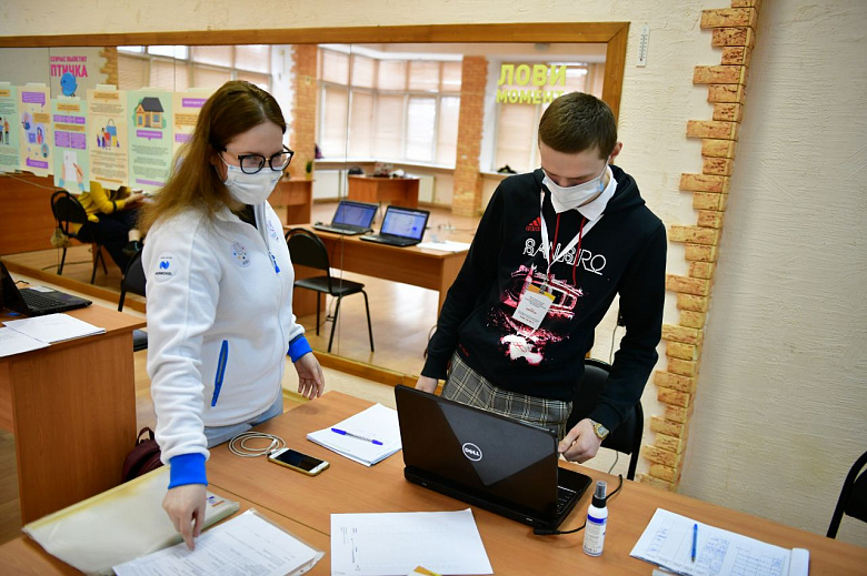 Ярославские чиновники передали машины волонтерам для помощи пожилым