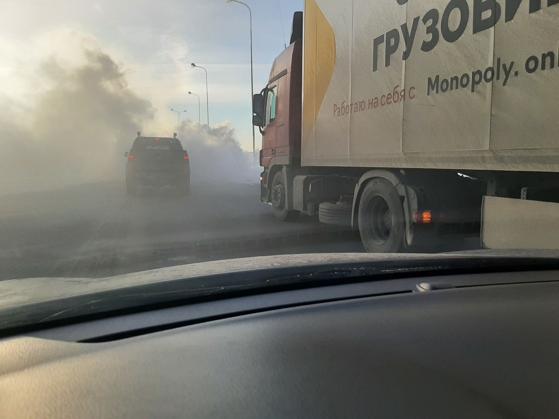 У Юбилейного моста в Ярославле задымилась машина
