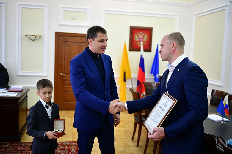 Мэр Ярославля наградил героя, спасшего ребенка из горящего дома