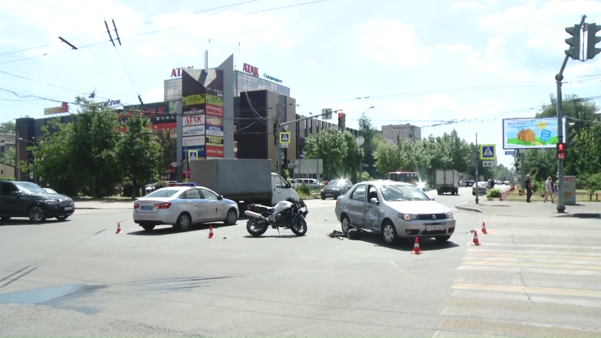 Потерял много крови и попал в больницу: в центре Ярославля байкер влетел в легковушку