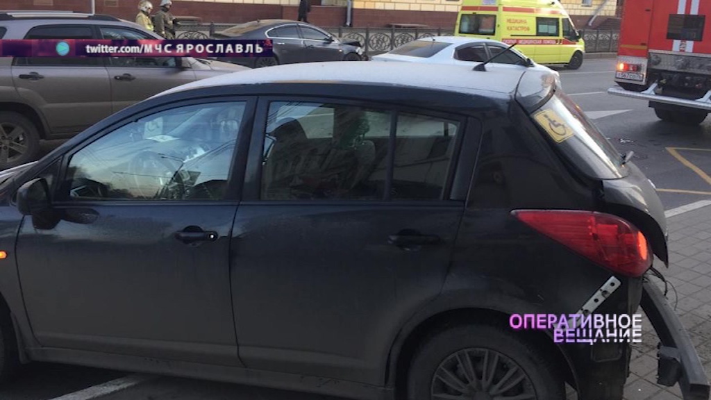 В Ярославле автомобиль влетел в остановку с людьми