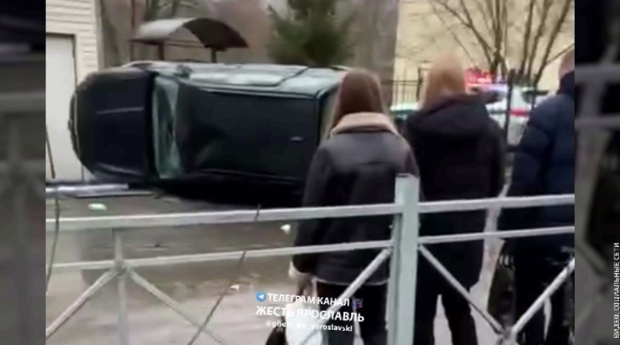 Водителя достали спасатели: в Ярославле перевернулась иномарка