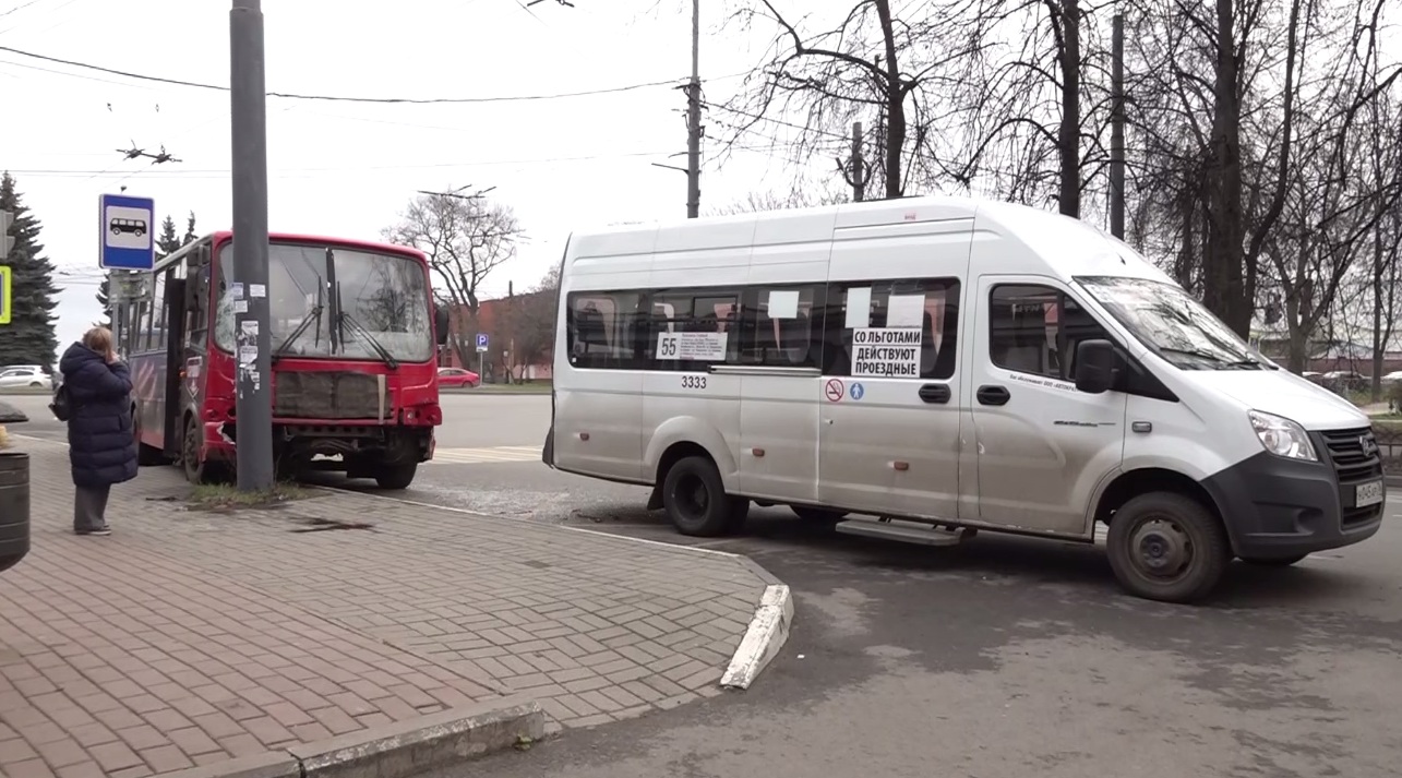 Женщину, пострадавшую в ДТП с участием маршруток, забрали в больницу