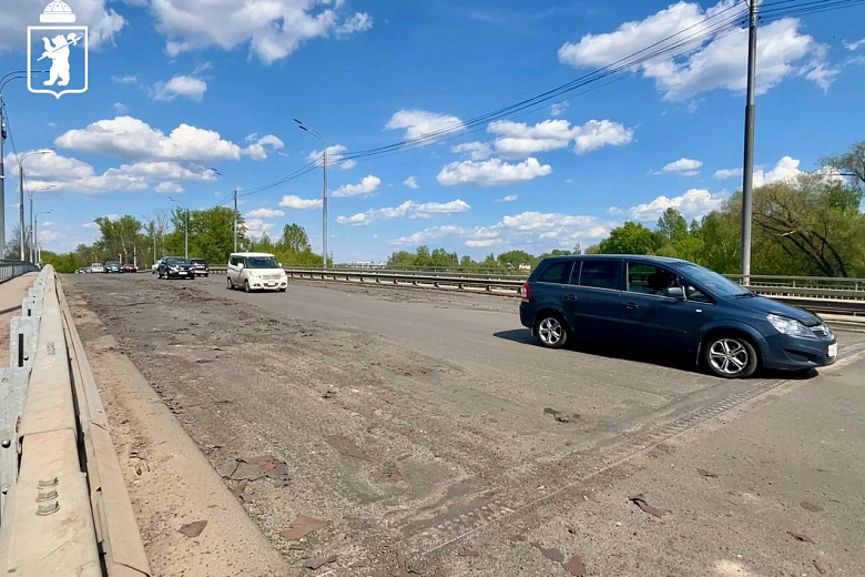 Водителей просят быть осторожными: в Ярославле ремонтируют Комсомольский мост