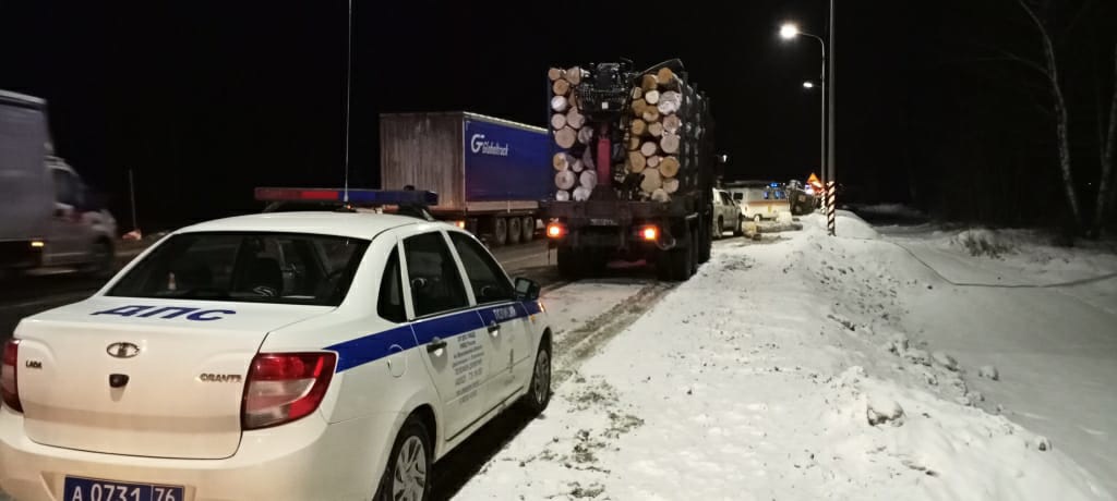 В Ярославской области перевернулся автобус с детьми: что известно о пострадавших?