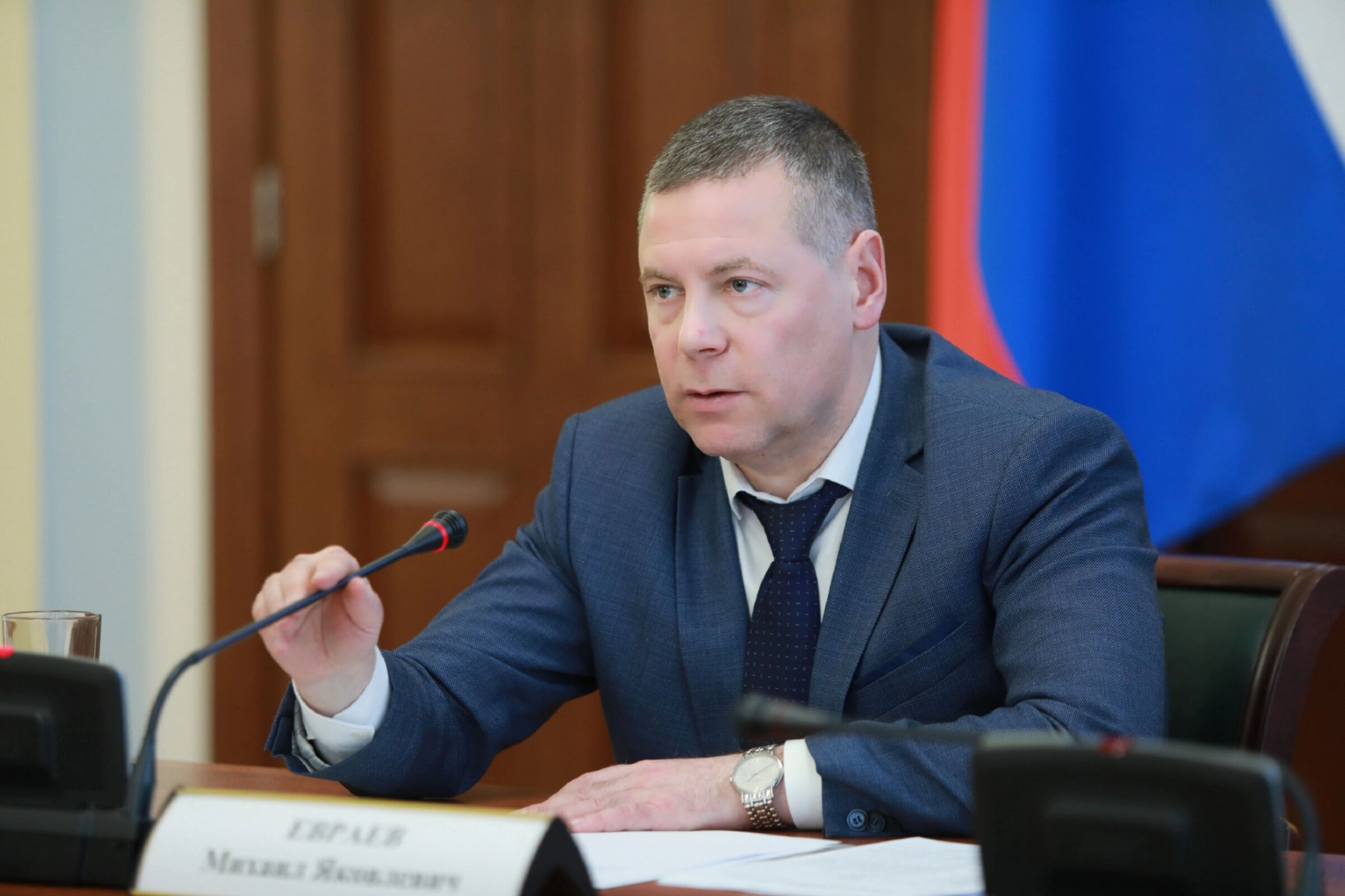 Михаил Евраев поручил в течение недели проверить очистку всех крыш многоквартирных домов в Ярославле