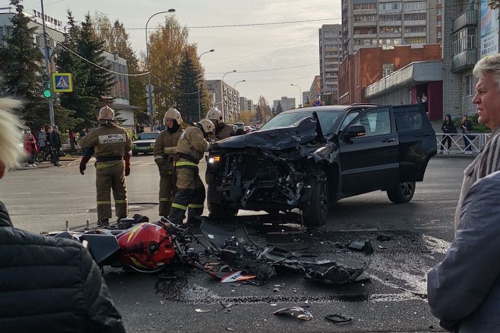 Чудом остался жив: в Рыбинске внедорожник сбил мотоциклиста