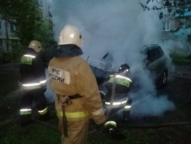 Три машины полыхали на Алмазной
