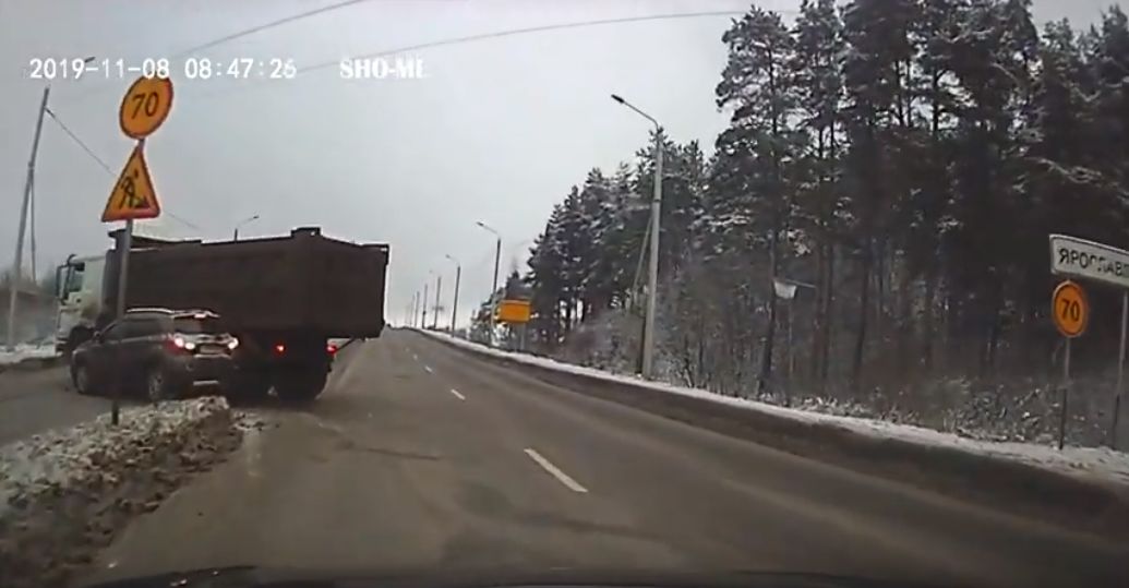Утащил за собой на развороте: в Ярославле грузовик снес легковушку